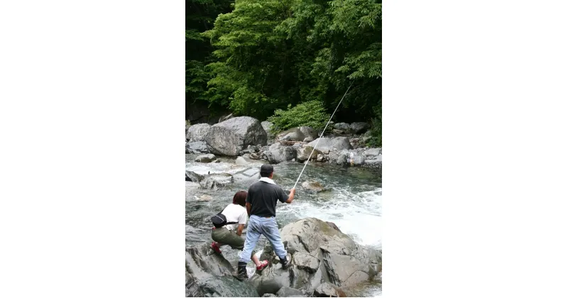 【ふるさと納税】囲炉裏付き古民家に泊まり、ベテラン釣り師と渓流釣りに挑戦！【 旅行 体験・チケット 山梨県 早川町 】